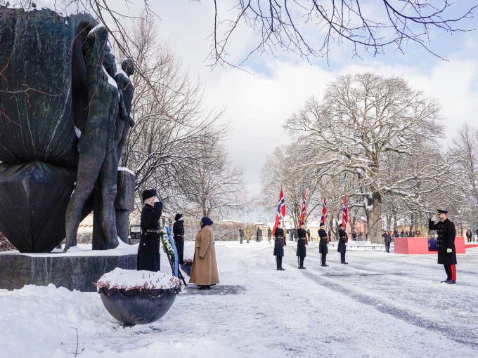 President Samia Suluhu Hassan laid a wreath at the national monument at Akershus Fortress. Photo: Foto: Cornelius Poppe / NTB
